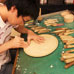 Apprenti dans l'atelier de gravure sur bois