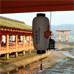Le Torii vu de l'intérieur du Sanctuaire d'Itsukushima
