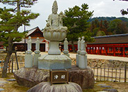 Statue Daiganji (Bouddhisme) et Itsukushima (Shinto)