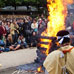 Moines bouddhistes qui allument le feu