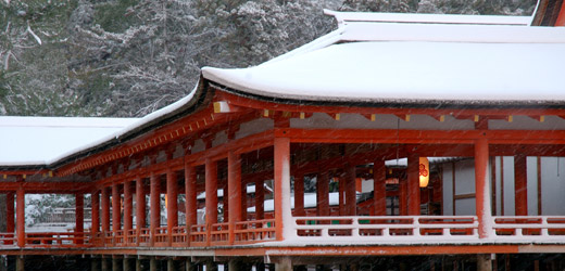 Sanctuaire d'Itsukushima couvert de neige