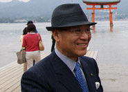 Katsuhiro Shinno, maire d'Hatsukaichi